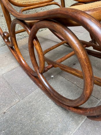 SEDIA A DONDOLO THONET