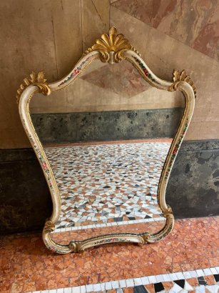 MIRROR WITH FLOREAL MOTIFS