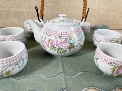 TEAPOT WITH TEACUPS