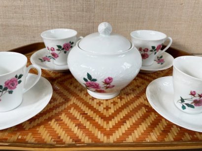 COFFEE CUPS AND SUGAR BOWL