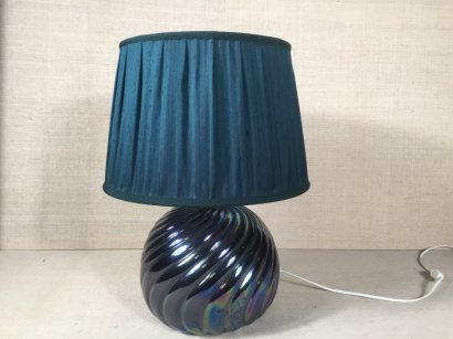 TABLE LAMP WITH IRIDESCENT CERAMIC BASE