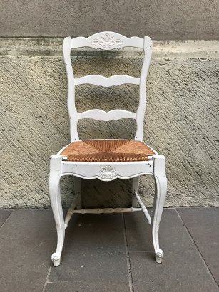 WHITE PAINTED WOOD CHAIR