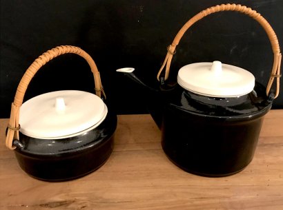 TEAPOT AND SUGAR BOWL SET