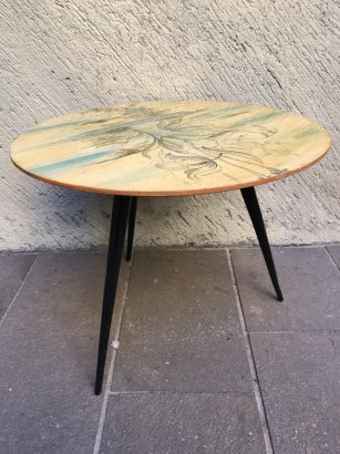 ROUND COFFEE TABLE WITH DECORATE TOP